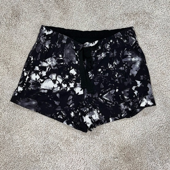 LULULEMON SPRING BREAK AWAY 3” SHORT WHITE & BLACK SIZE 6 WAIST 13.5” EUC - Picture 6 of 8